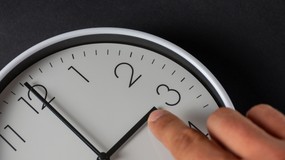 Koniec ze zmianą czasu – co nas czeka? Latem poranki zaczynać się będą o godzinie 3 lub zimą o godzinie 9