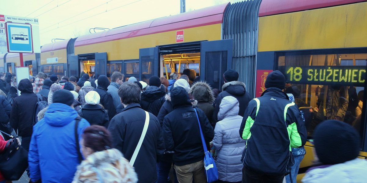 Tłumy pasażerów w porannym szczycie komunikacyjnym