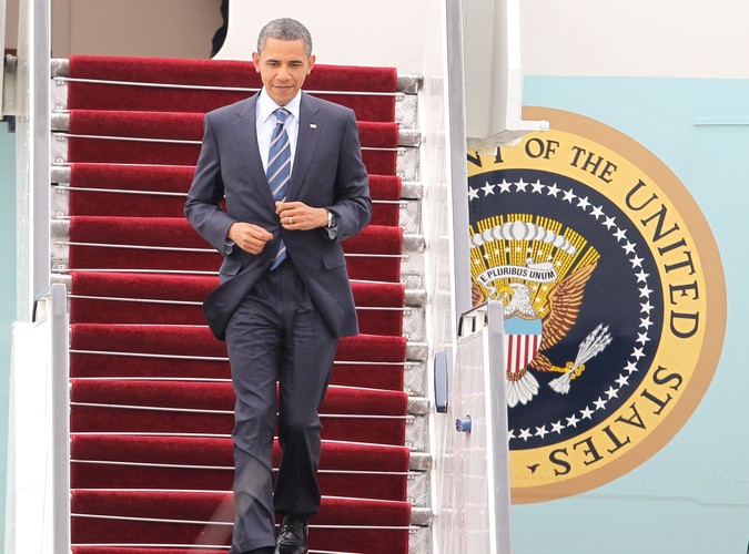 Prezydent schodzi na płytę lotniska