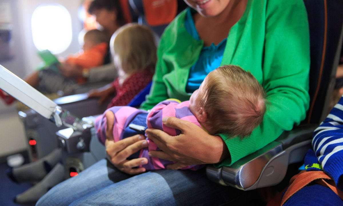 Rodzice z dzieckiem zrujnowali pasażerom lot. "W całej kabinie śmierdziało"