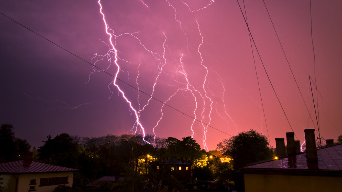 Wraz ze znaczącym wzrostem temperatur rośnie ryzyko wystąpienia burz. Niektóre z nich mogą być gwałtowne – prognozuje Instytut Meteorologii i Gospodarki Wodnej. Dziś ryzyko chwilowego załamania pogody wystąpi w sześciu województwach, jutro – w całym kraju.