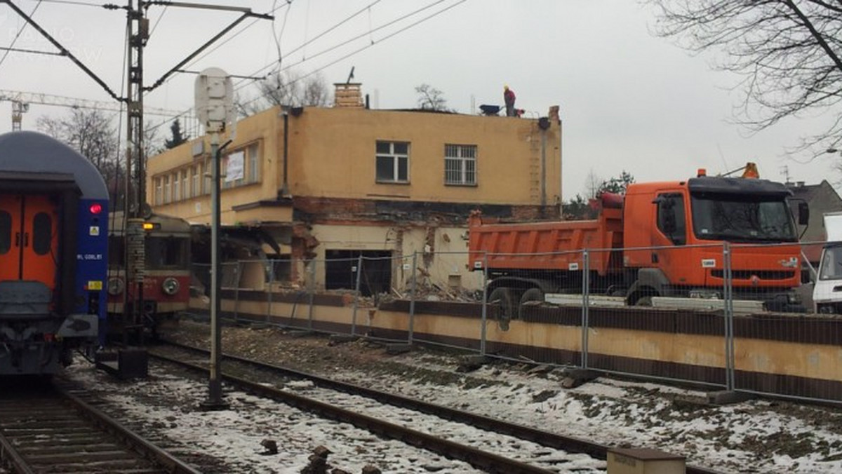 Na dobre ruszyły prace przy przebudowie dworca kolejowego Kraków - Płaszów. Ekipa remontowa już zburzyła część budynku. Od 1 marca pasażerowie będą musieli korzystać z tymczasowego dworca, który powstanie w okolicy placu budowy - informuje Radio Kraków.