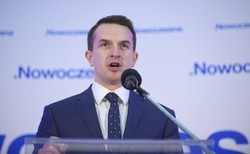 Lider Nowoczesnej pozywa TVP. Chodzi o wspieranie PiS