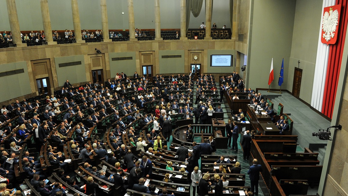 Posłowie są podzieleni są ws. projektu, który wprowadza zmiany w przepisach dotyczących in vitro. Podczas czwartkowej debaty został złożony wniosek o odrzucenie projektu w pierwszym czytaniu - głosowanie odbędzie się dzisiaj.