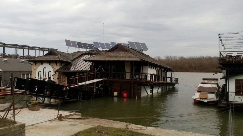 Tone splav na Novom Beogradu