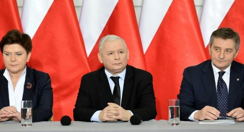 Polish Prime Minister Beata Szydlo (L), the leader of the PiS (Law and Justice) party Jaroslaw Kaczynski (C) and the speaker of the parliament Marek Kuchcinski (R) give a press conference on December 21, 2016 in Warsaw