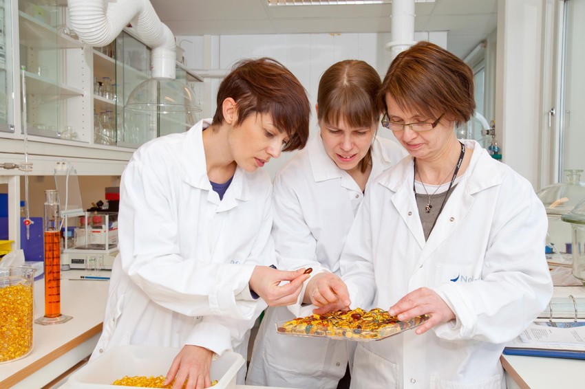 Marijana Trgovčević (levo) sa koleginicama u oksfordskoj  laboratoriji