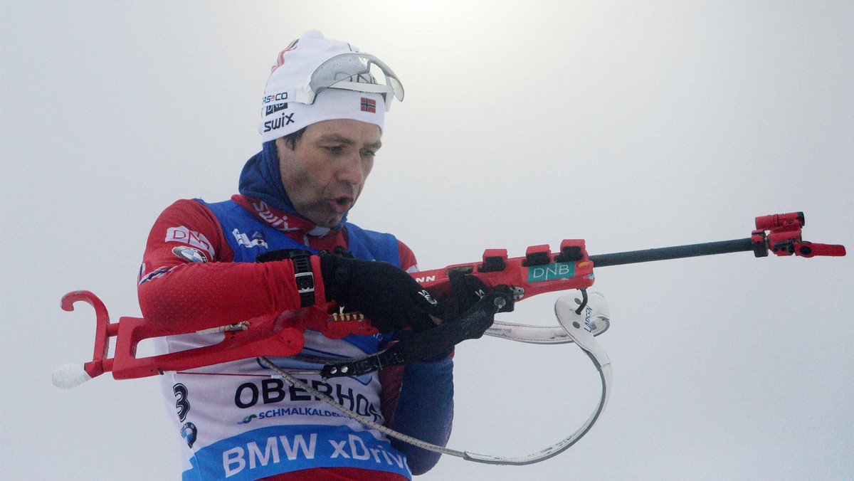 Ole Einar Bjoerndalen, mimo niemal 42 lat, nie przestaje czarować w biathlonowych Pucharze Świata. W środę Norweg wygrał bieg indywidualny w Oestersund i został pierwszym liderem elitarnego cyklu w nowym sezonie. - Nie pamiętam, kiedy ostatni raz startowałem w żółtej kamizelce lidera. Sobota będzie więc wyjątkowa - zapowiedział.