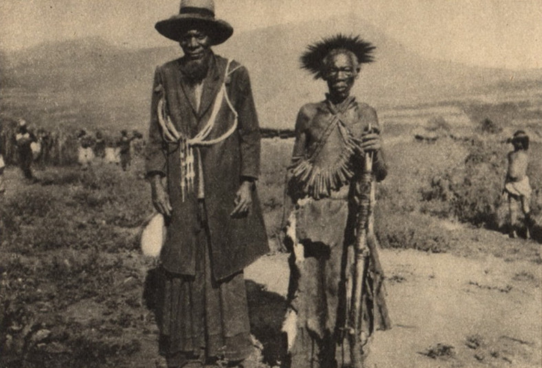 Rdzenni mieszkańcy Angoli z plemienia Bantu. Zdjęcie z okresu międzywojennego