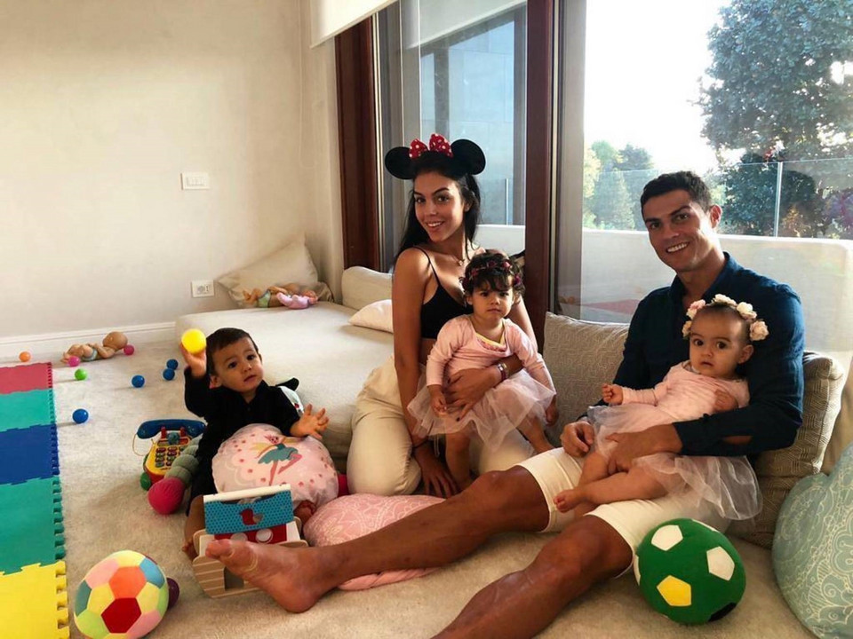 Cristiano Ronaldo i Georgina Rodriguez z dziećmi  (październik 2018)