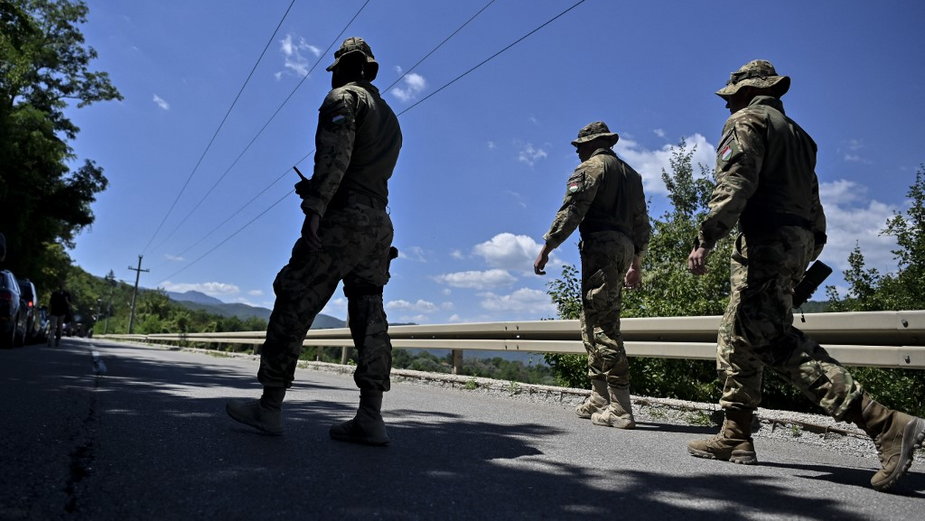 Patrol żołnierzy NATO w Kosowie, zdjęcie z 1 sierpnia 2022 r.