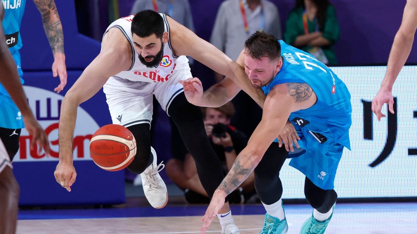 Goga Bitadze (levo) predvodio je Gruziju i na Mundobasketu 2023. godine, gde se susreo sa Slovenijom i Lukom Dončićem | Foto: REUTERS/Issei Kato