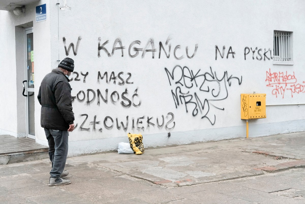 Poznań, napis na murze: "W kagancu na pysku. Czy masz godnosc czlowieku?"