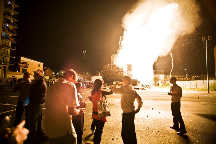 Co roku północnoirlanddzy  lojaliści urządzają marsze, które maja podkreślić ich przywiązanie do brytyjskiej korony. Obchody te są często żródłem konfliktów z miejscowymi katolikami