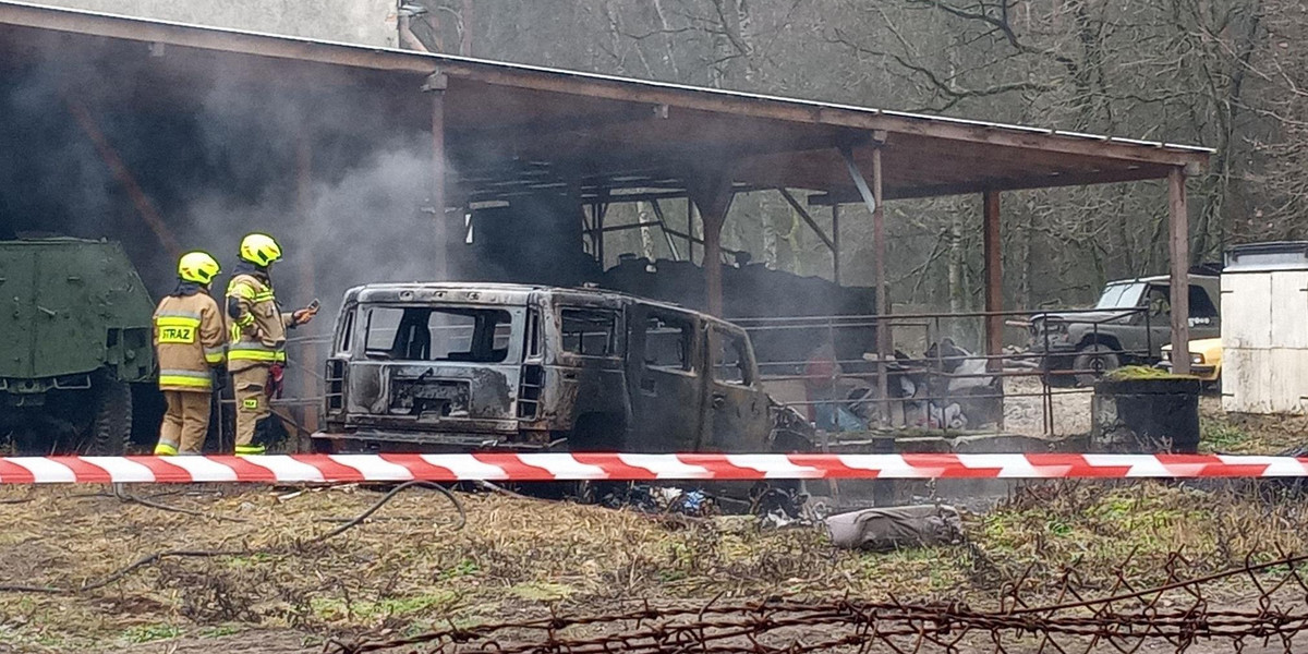 W spalonym hummerze znaleziono ciało mężczyzny 