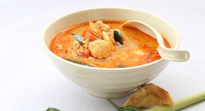 Zupa tom yum z kurczakiem