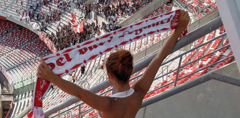 Ta ślicznotka nałogowo ściąga spodnie na trybunach. Skandalicznie nieprzyzwoite zdjęcia!