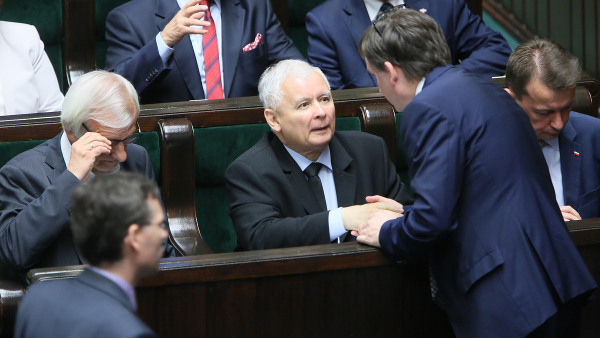 Sejm opowiedział się za umorzeniem postępowania w sprawie pociągnięcia b. premiera Jarosława Kaczyńskiego do odpowiedzialności przed Trybunałem Stanu. Marszałek Sejmu Marek Kuchciński stwierdził w związku z tym umorzenie postępowania.