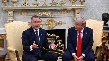 karol nawrocki i donald trump politykami roku 2025. wyniki sondażu