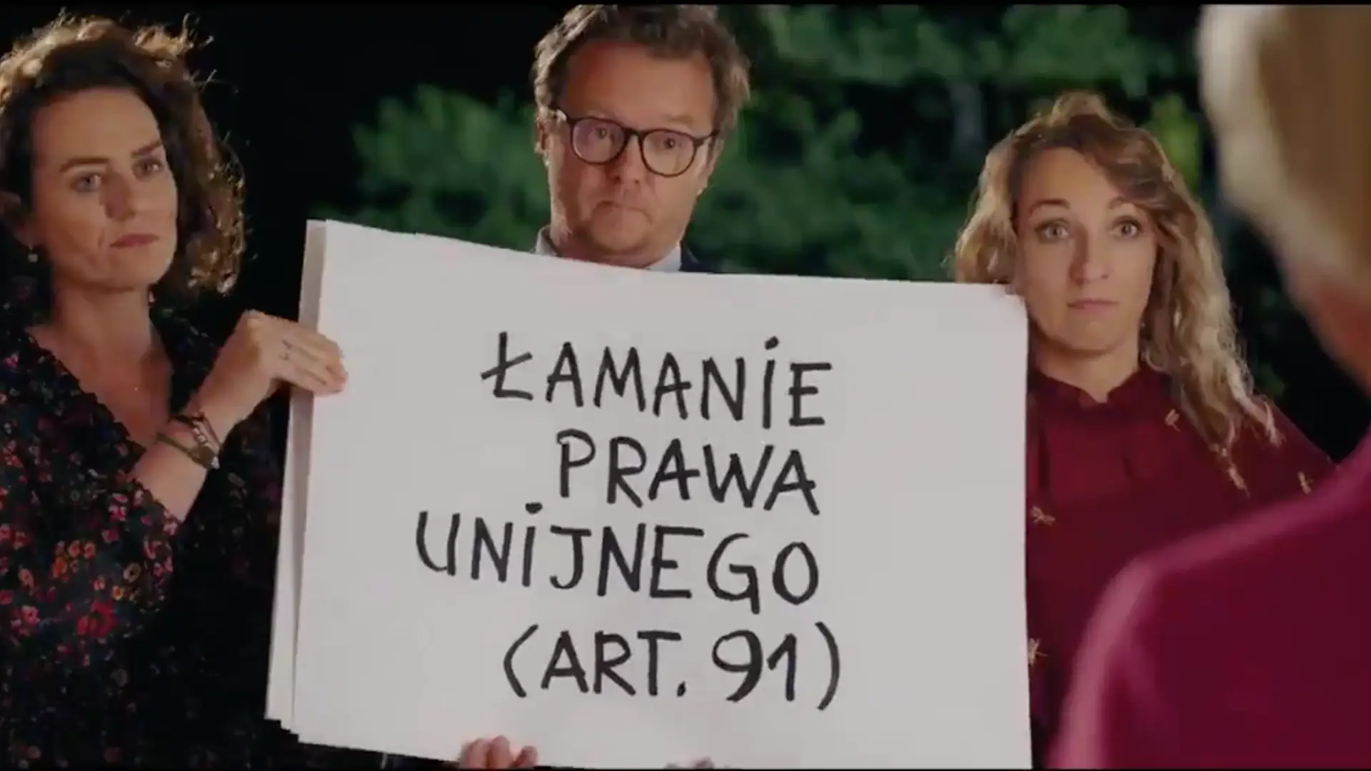 "Konstytucja łamana była nieraz. Oj, nieraz". Spot inspirowany "To właśnie miłość"