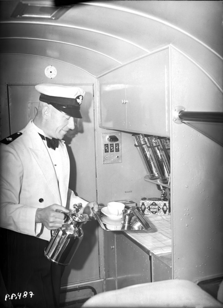 Theo Boyeng, jeden z pierwszych stewardów w KLM, wcześniej pracował w hotelach i na statkach pasażerskich