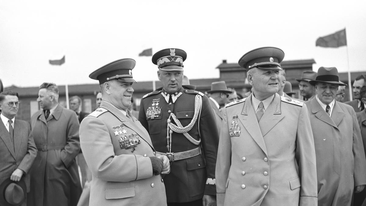 Warszawa, 05.1955 r. Powitanie delegacji radzieckiej przybyłej na obrady w Warszawie. Od lewej marszałkowie: Iwan Koniew, Konstanty Rokossowski i Georgij Żukow. PAP/CAF 