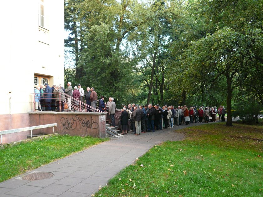 Kolejek nie zmniejszyli, a już się nagradzają