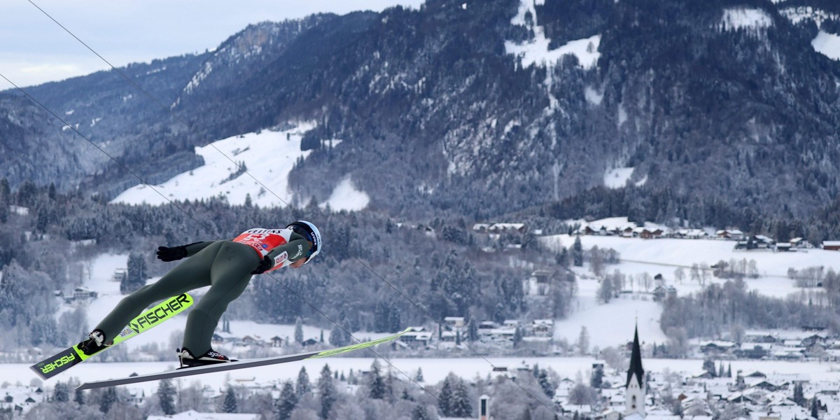 TCS w Oberstdorfie: Dalekie skoki Polaków w serii próbnej