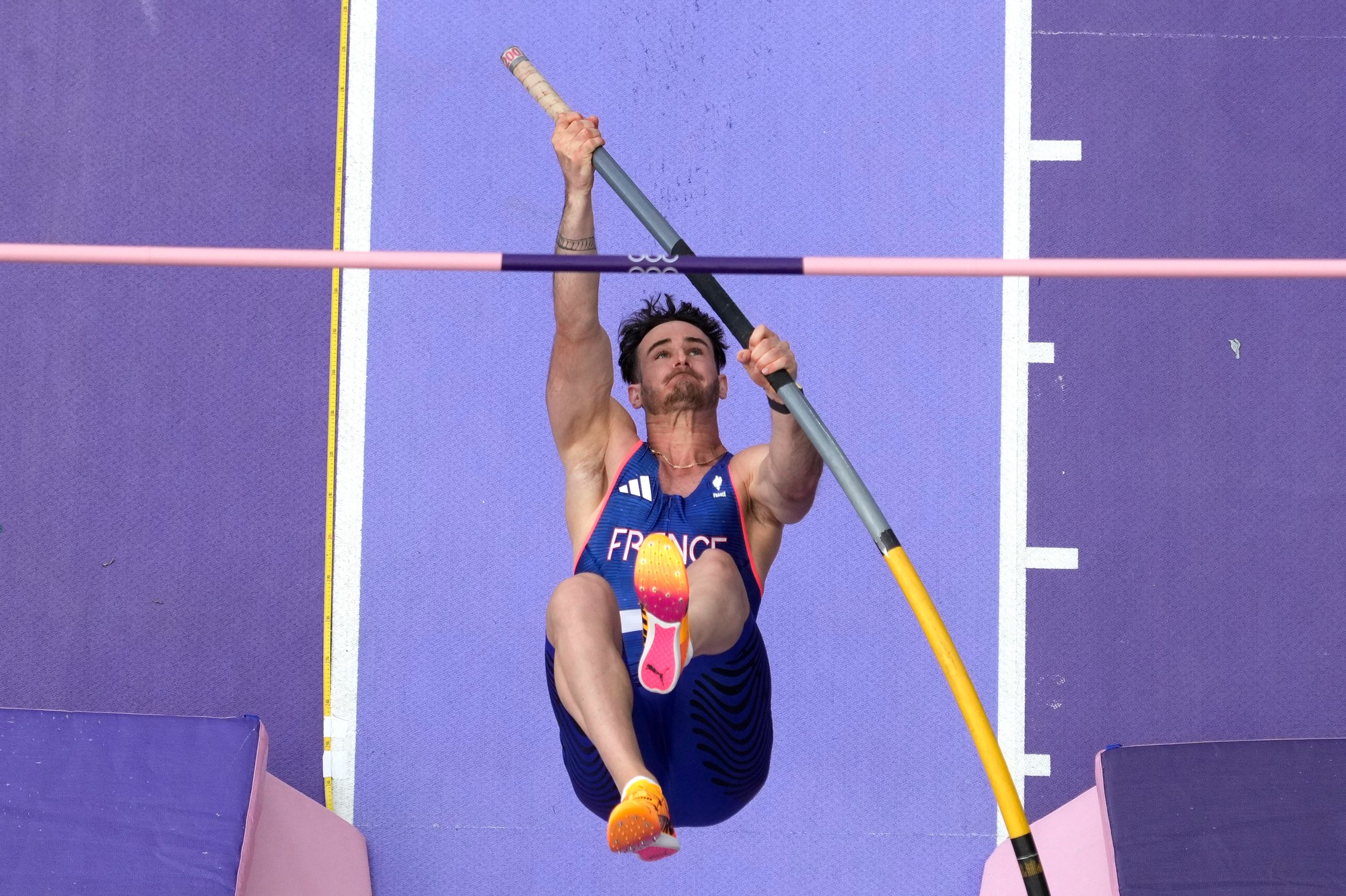 Francúzsky skokan o žrdi Anthony Ammirati.