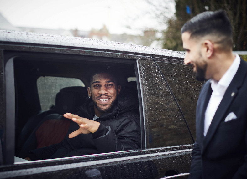 Anthony Joshua odebrał Range Rovera SVAutobiography