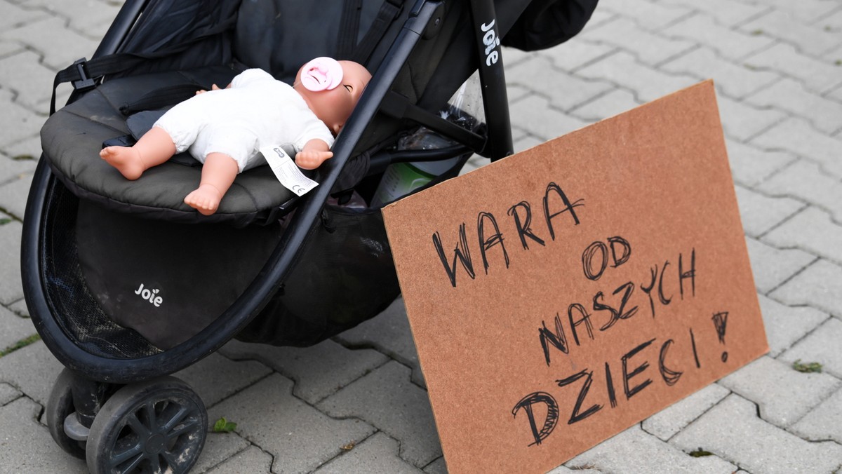 Manifestacja antyszczepionkowców podczas konferencji Adama Niedzielskiego