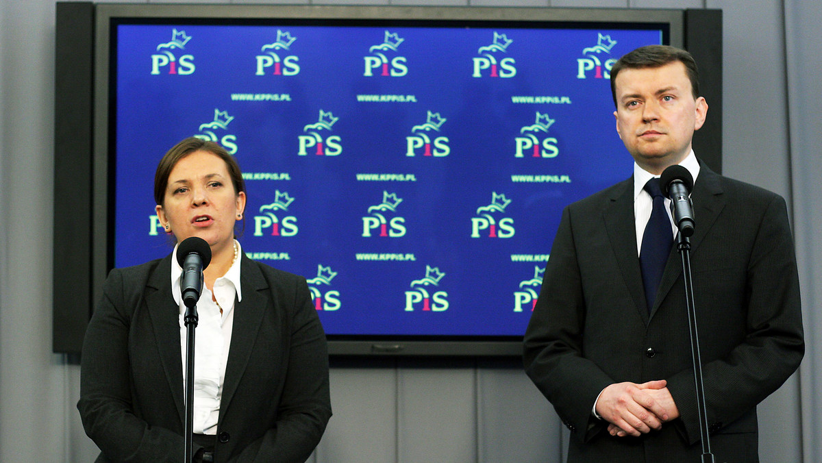 Postawa posłanki po kampanii prezydenckiej była przyczyną zawieszenia Elżbiety Jakubiak w prawach członka PiS - powiedział szef klubu PiS Mariusz Błaszczak. Nie może być tak, że tematem debaty publicznej są frustracje polityków - dodał.