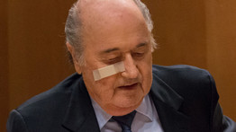 Munka nélkül is kapja a fizetését a korrupt Blatter