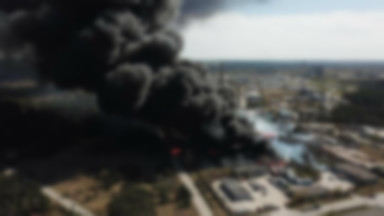 Potężny pożar w Nowinach koło Kielc. Płonie składowisko odpadów chemicznych