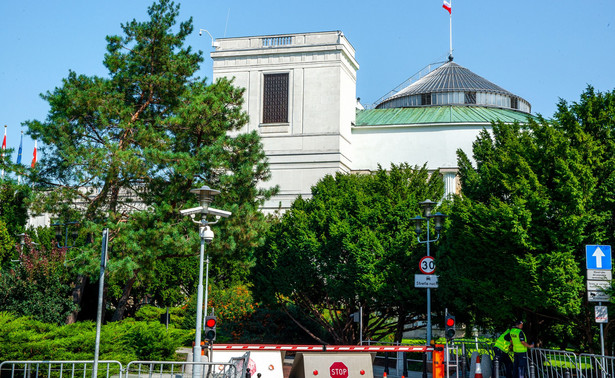 Sejm we wtorek na nadzwyczajnym posiedzeniu zajmuje się rządowym projektem ustawy ws. ratyfikacji zgody na zwiększenie zasobów własnych UE, która dotyczy Funduszu Odbudowy.