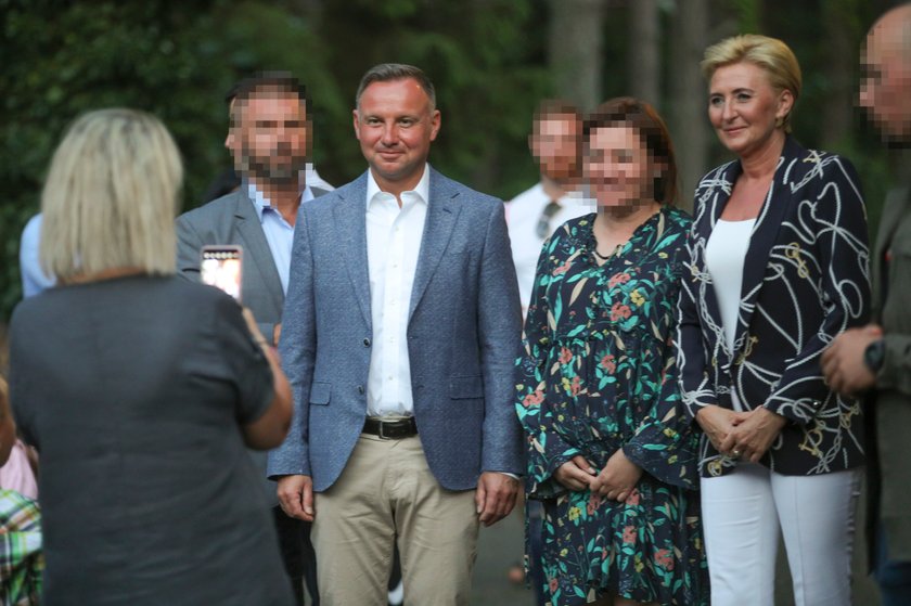 Opalony Andrzej Duda w kościele. Zdążył na wieczorną mszę