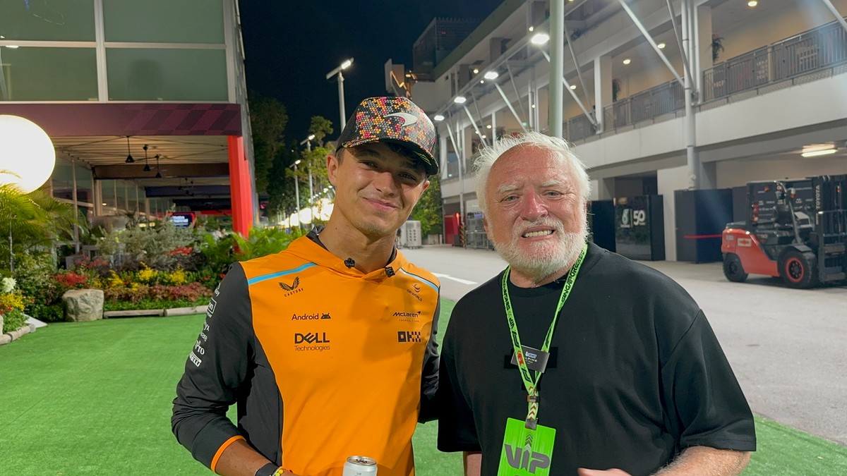 Legendák egy helyen: F1-es sztárpilótákkal futott össze a világhírű mémmé vált Arató András, azaz Hide the Pain Harold, akit még Lando Norris is utánozni próbált