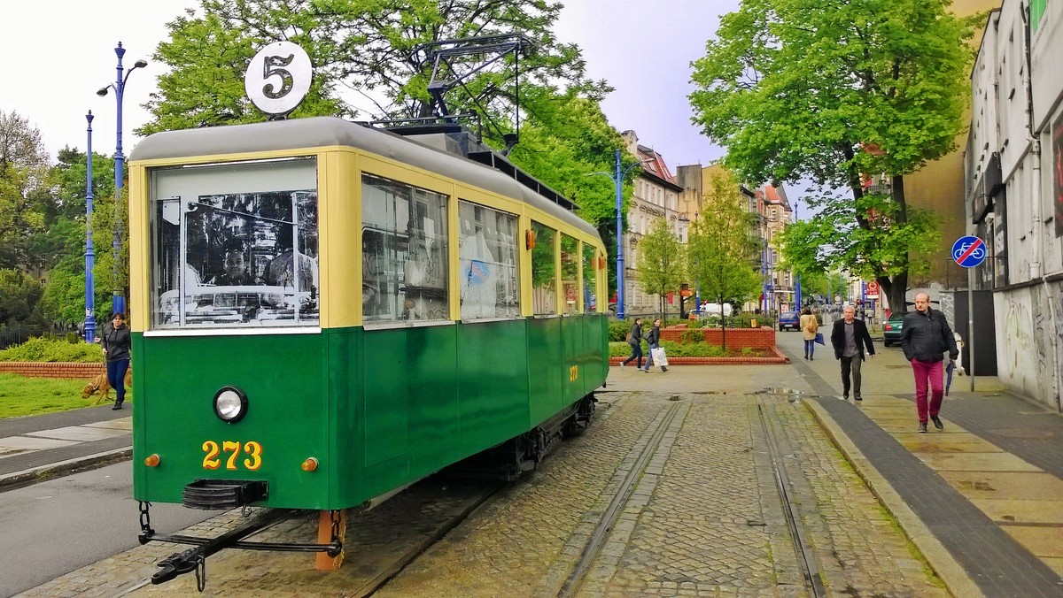 Chociaż ulicą Półwiejską tramwaje nie jeżdżą od lat, to już od jutra pojawi się na niej zielona bimba, w której znajdziemy kawiarnię. Tramwaj dotychczas przyjmował gości przy ul. Zielonej, jednak interes nie szedł najlepiej i kawiarnię zamknięto. Wkrótce jednak poznaniacy będą mogli napić się kawy czy zjeść coś słodkiego w Cafe Bimba przy Starym Browarze.