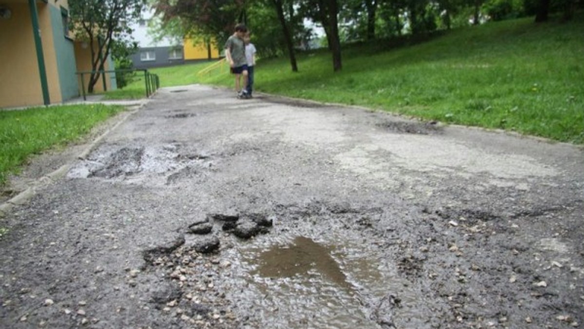 Mieszkańcy Różanej 5 od lat nie mogli doprosić się remontu chodnika przy bloku. Byli już nawet skłonni dołożyć się do inwestycji.