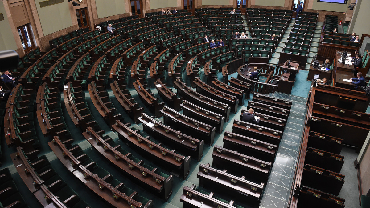 Jak to możliwe, że osoba, która stworzyła system SKOK, który corocznie generuje miliony start, stoi na czele senackiej komisji finansów; apelujemy do PiS o powołanie komisji śledczej ds. SKOK-ów - mówili w Sejmie politycy Nowoczesnej.