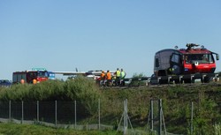 Awionetka lądowała awaryjnie na autostradzie A4. Kierowcy przecierali oczy ze zdumienia [FOTO]