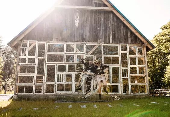 Polacy zmienili stodołę w salę weselną. Ściana z okien powala
