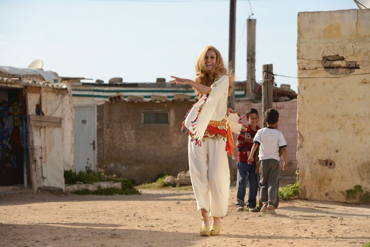 <strong>Dalida. Skazana na miłość, reż. Lisa Azuelos</strong>
<br><br> 
Artystka wszechstronna, Miss Egiptu, zdobywczyni 70 złotych płyt. Urodą porównywana do Kleopatry, była uwielbiana przez publiczność na całym świecie. Wszystko, czego dotknęła na scenie, stawało się złotem, przeciwnie w życiu osobistym. Szaleńczo poszukiwała miłości - zakochanych adoratorów doprowadzała do obłędu, a nawet śmierci. Dla jednych dumna i zimna femme fatale, dla innych zagubiona piękność, która przyciągała niewłaściwych mężczyzn. Porywający portret niezwykłej kobiety, uwielbianej przez miliony, lecz niezrozumianej przez nikogo. 
<br><br> 
[opis dystrybutora kino]
<br><br> 
Data polskiej premiery: 31 marca 2017