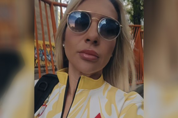 JOVANA JEREMIĆ NIKAD NIJE BILA ZALJUBLJENIJA Nosi duksericu sa imenom verenika na leđima: "Tigrov rik za dobro jutro"