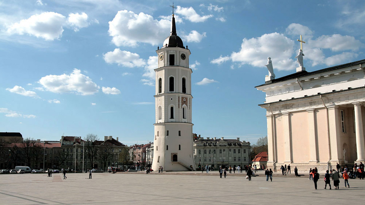 W noc sylwestrową Wilno przywita Nowy Rok pokazem, jakiego jeszcze nie widzieliście... Sylwester z kulturą rozpocznie najbardziej widowiskowy rok w historii miasta. W ostatnią noc 2008 roku wilnianie i goście obejrzą niewidzianą dotąd fiestę muzyki, tańca, dźwięku i światła.