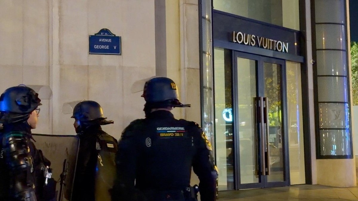Produsele furate din magazinele de lux în timpul protestelor din Franța au ajuns pe platforma Vinted: „Anunțurile suspecte au fost eliminate"
