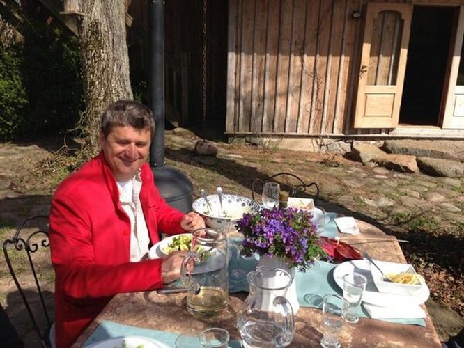 Janusz Palikot i posiłek na świeżym powietrzu