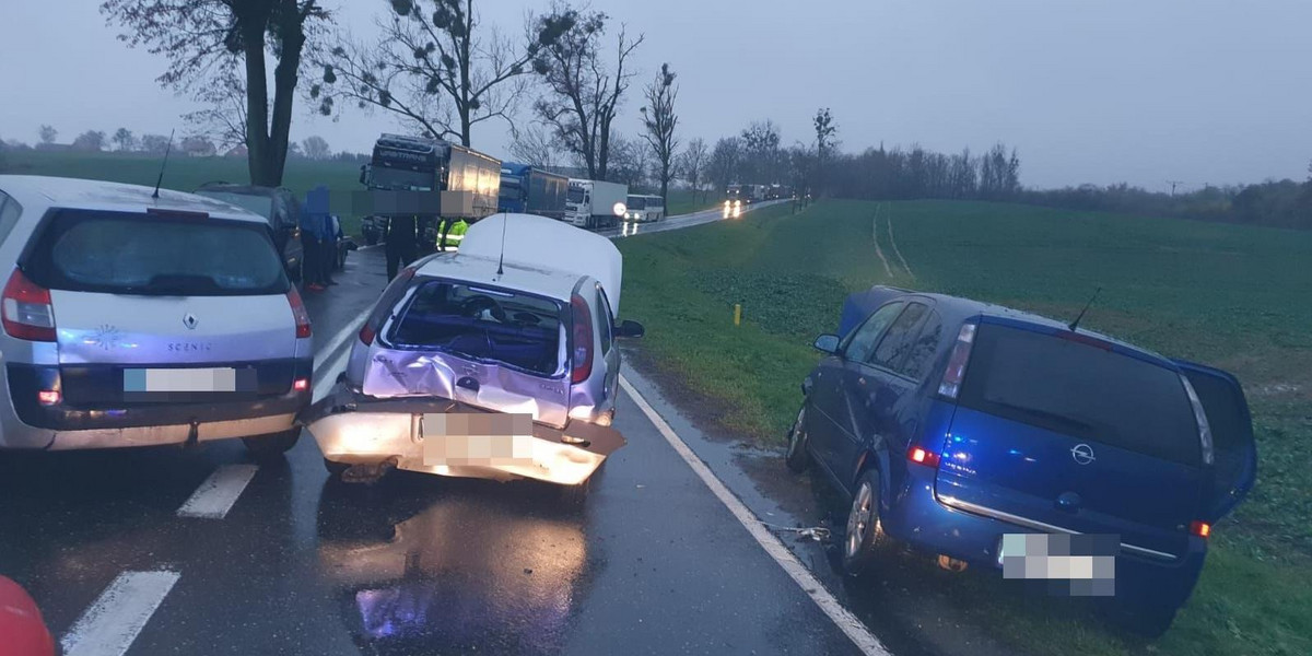 Horror na drodze. Dwa auta potrąciły pieszego