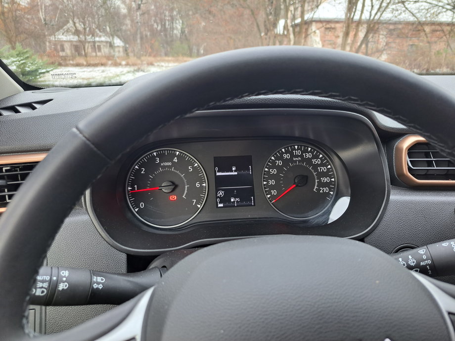 Dacia Duster - o wirtualnym kokpicie można zapomnieć, ale analogowe wskaźniki sprawdzają się znakomicie - są duże i czytelne.