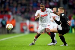 Tego jeszcze nie było. Bramkarz zastawił na boisku pułapkę na egzekutora rzutu karnego. Dosłownie! WIDEO